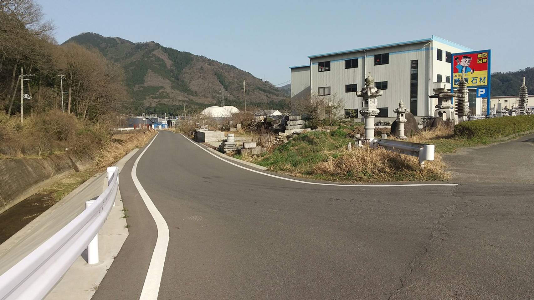 搬入ルート②：直進する道路の様子