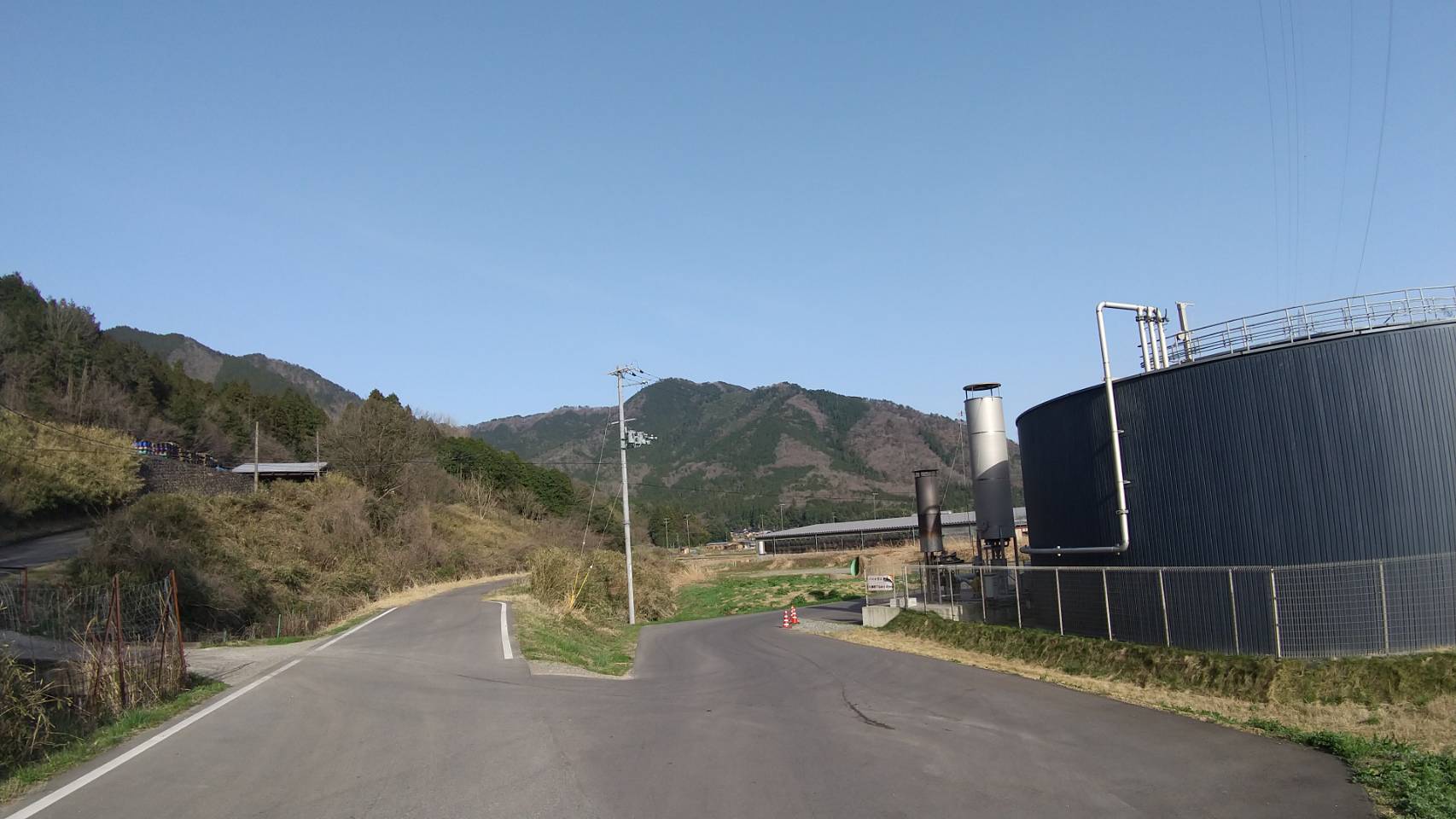 搬入ルート④：黒いタンク付近で右折する地点