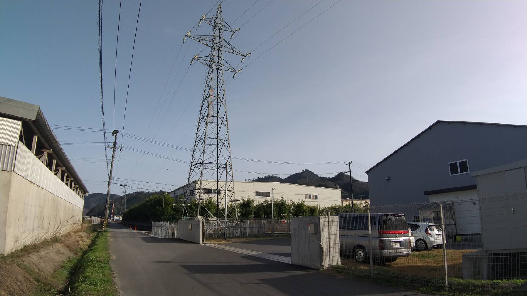 搬入ルート⑤：鉄塔側の門から入場する地点